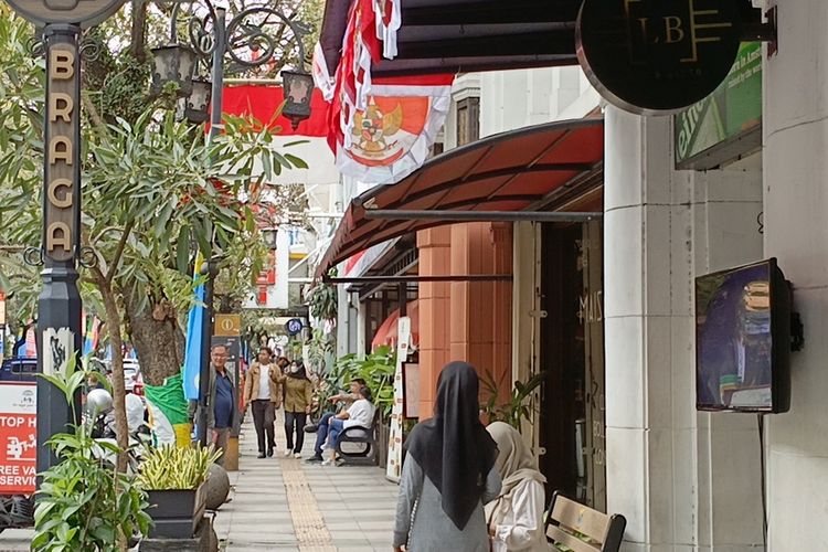 Suasana di Jalan Braga, Kecamatan Sumur Bandung, Kota Bandung, Jawa Barat, saat dikunjunginpara wisatawan, Jumat (15/8/2025)