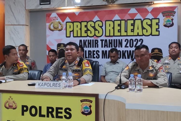 Kapolres Manokwari bersama para kepala satuan saat menyampaikan rilis kepada media