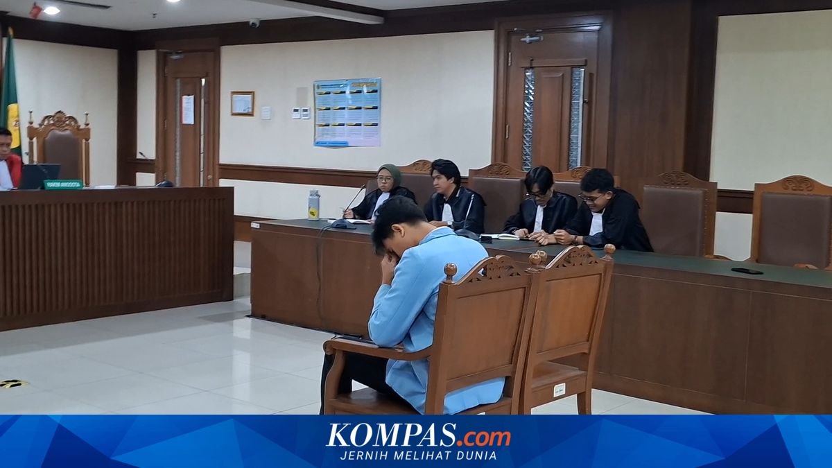 Khariq Anhar Tertunduk Lesu usai Dituntut 6 Bulan Penjara di Kasus Meme ...