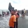 Wisatawan Bandel Mandi di Pantai Paseban, Relawan Ingatkan Bahaya Pakai Kantong Jenazah