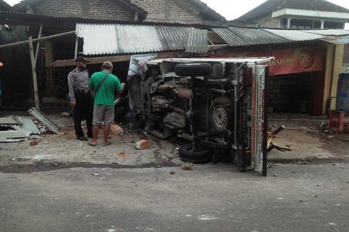 Sopir Tak Bisa Kendalikan Kendaraan, Grand Max Seruduk 3 Motor dan Warung