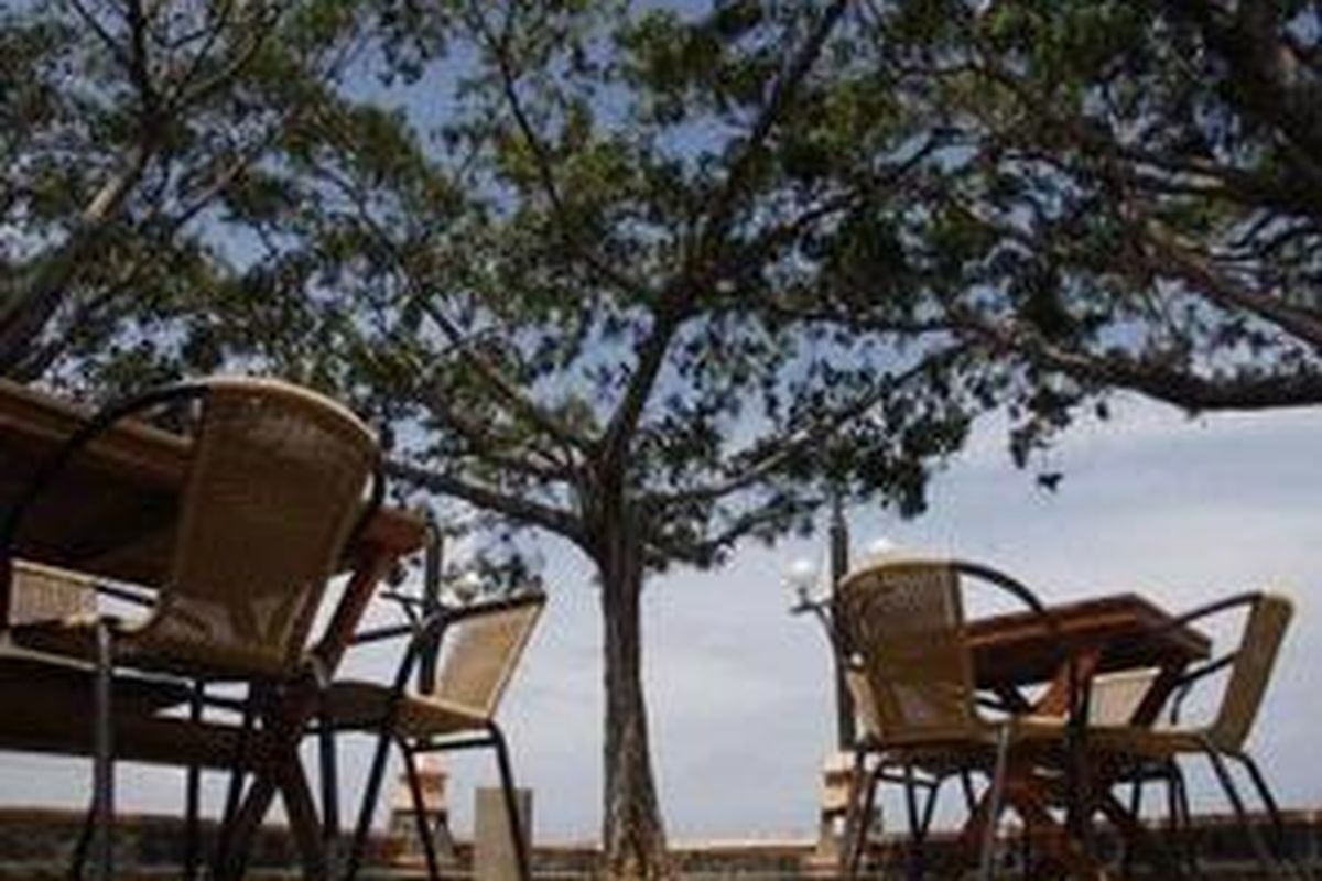 Suasana sunset akan menambah suasana romantis bila pesta diadakan sore menjelang malam.