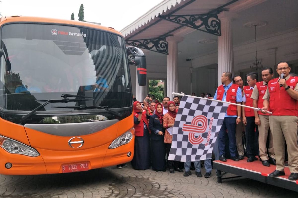 Gubernur DKI Jakarta Anies Baswedan Meluncurkan Bus Kampanye Anti Korupsi di Balaikota pada Selasa (10/12/2019).