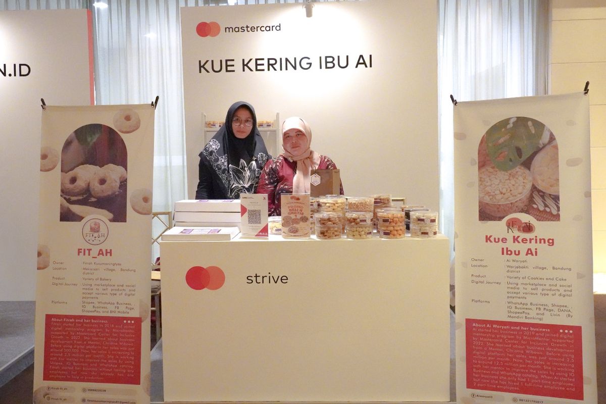 Wirausahawan muda dari Desa Mekarsari, Kabupaten Bandung, Jawa Barat, Fitrah Kusumaningtyas, bersama Ibu Ai saat acara peluncuran program Mastercard Strive Indonesia pada Sealsa (4/4/2023). 