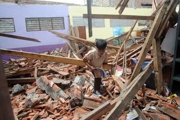 Atap Bangunan Sekolah Dasar di Bogor Ambruk