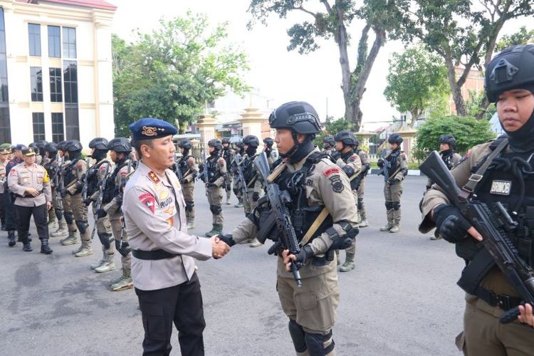 Kapolda Jambi Irjen Pol Rusdi Hartono melepas keberangkatan 100 personel Operasi Amole Tahun 2024 BKO Polda Papua, Senin (15/4/2024).