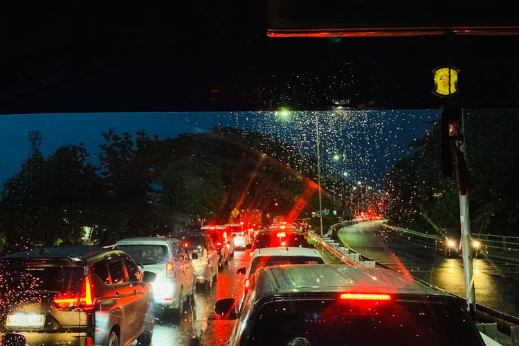 Suasana macet Surabaya menuju akses tol.