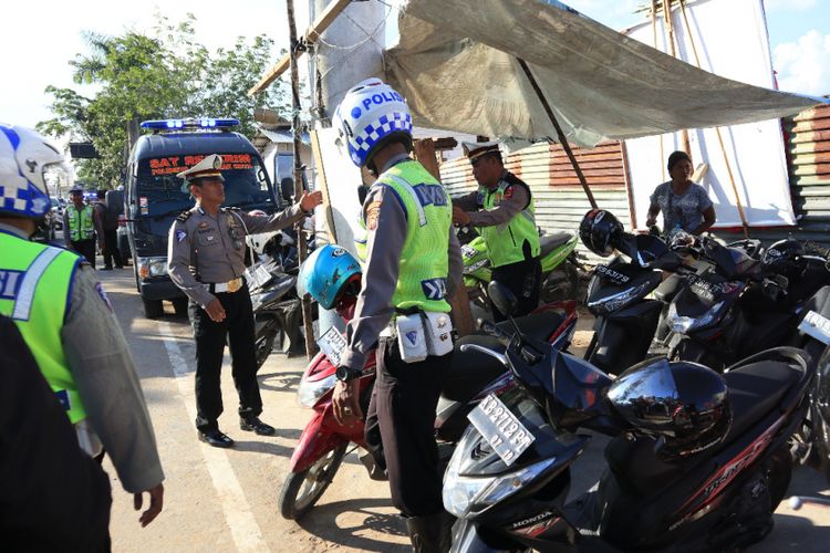 Polisi saat melakukan penertiban parkir liar di kawasan Transmart, Jalan Ahmad Yani II, Kubu Raya (5/6/2018)