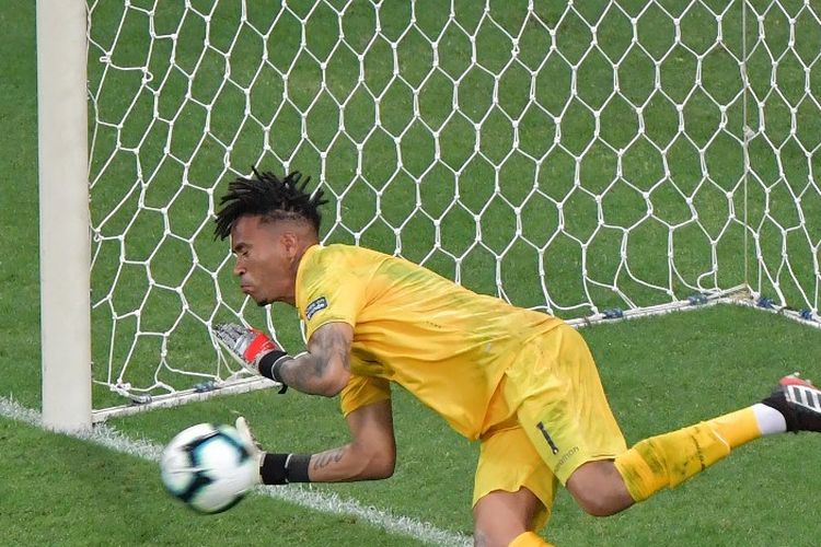 Pedro Gallese membendung tendangan Luis Suarez pada laga Uruguay vs Peru dalam babak perempat final Copa America 2019 di Fonte Nova Arena, 29 Juni 2019. 