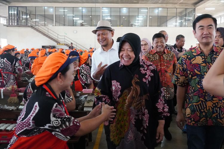 Calon Gubernur (Cagub) Jawa Timur (Jatim) nomor urut tiga, Tri Rismaharini saat berkunjung ke pabrik rokok PT Karya Niaga Bersama di Jalan Terusan Batu Bara, Pandanwangi, Kecamatan Blimbing, Kota Malang, Sabtu (16/11/2024).