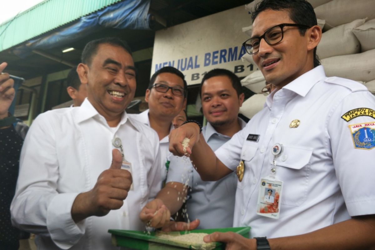 Wakil Gubernur DKI Jakarta saat menggelar operasi pasar di Food Station Tjipinang Jaya yang terletak di Jalan Pisangan Lama, Jakarta Timur untuk memastikan ketersediaan pangan jelang perayaan tahun baru 2018, Rabu (27/12/2017).