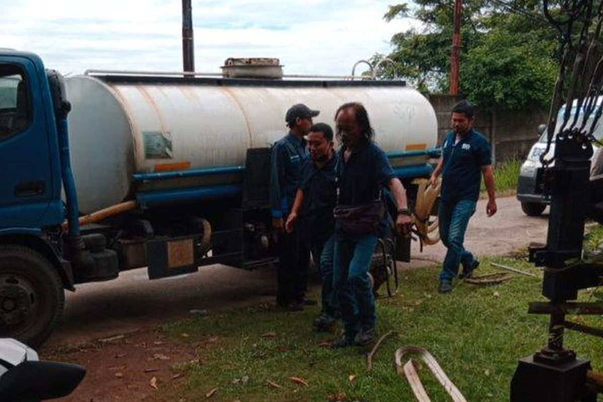 Tangki air bersih dimanfaatkan warga Rusun Marunda yang mengalami kesulitan air bersih setidaknya seminggu belakangan.