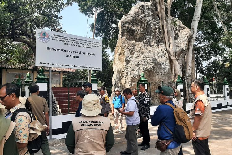 Komite Nasional Geopark Indonesia saat berada di situs Gunung Gamping, Ambarketawang, Kapanewon Gamping, Kabupaten Sleman. Komite datang langsung ke lokasi untuk melakukan penilaian.