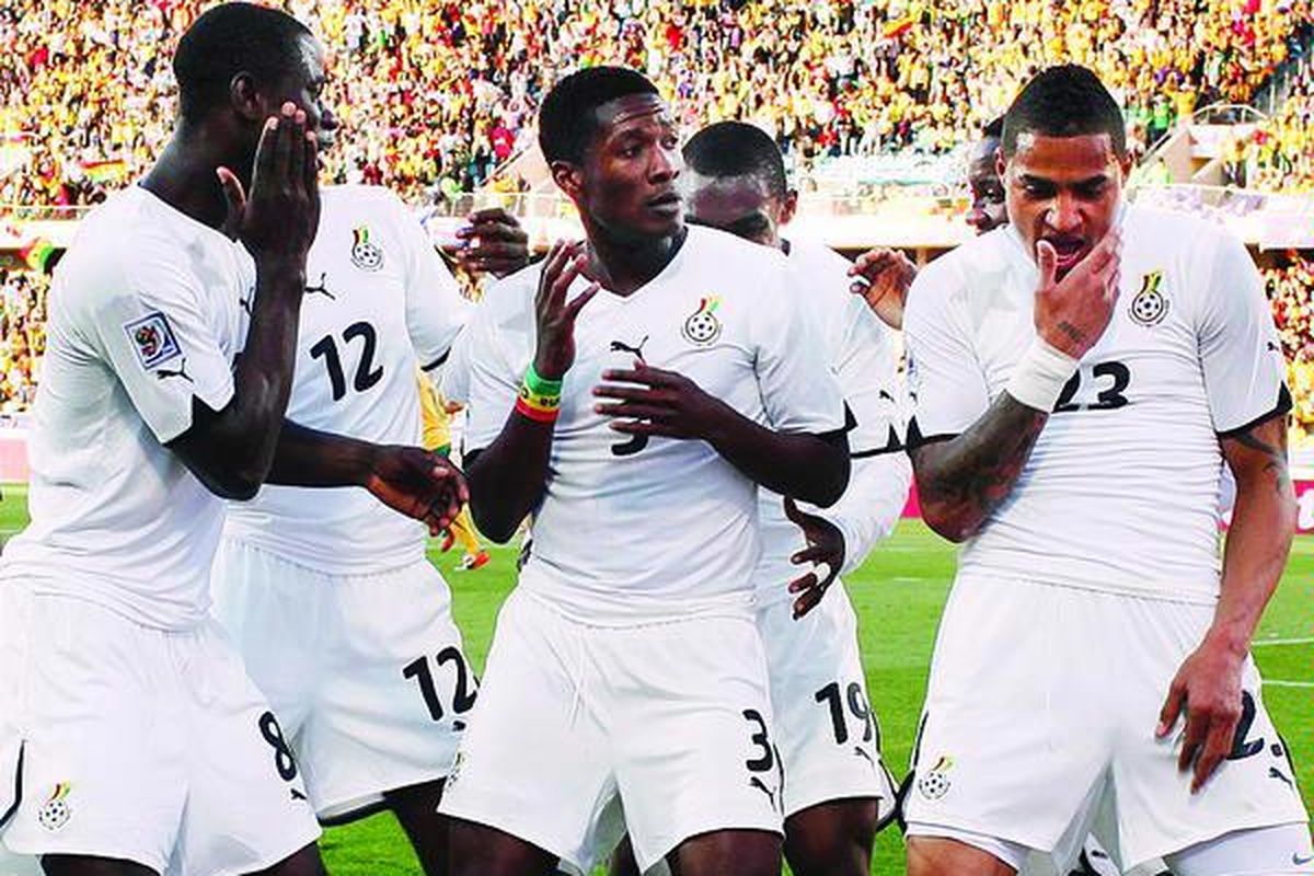 Penyerang Ghana, Asamoah Gyan (3), merayakan gol yang diciptakannya dari titik penalti pada laga melawan Australia di Rustenburg, 19 Juni 2010.