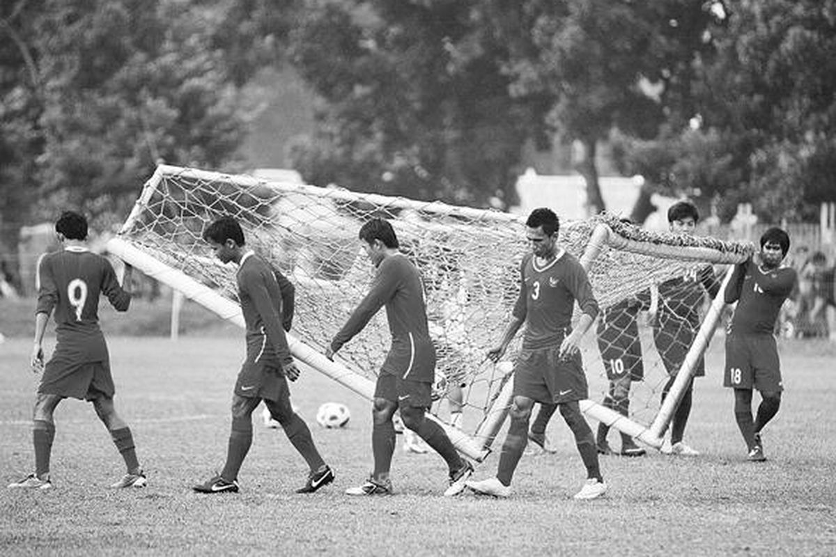 Pemain tim nasional sepak bola Indonesia memindahkan gawang saat berlatih di Lapangan PSSI, Senayan, Jakarta, Jumat (15/7). Indonesia akan menghadapi Turkmenistan di ajang Pra-Piala Dunia 2014, pada 23 Juli mendatang.