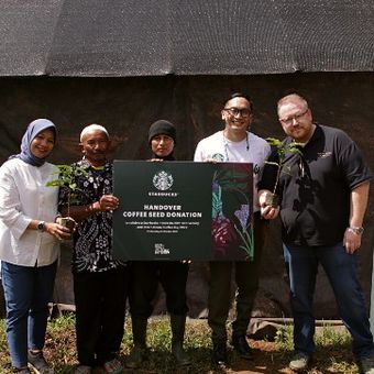 Starbucks memberikan donasi bibit kopi kepada petani kopi di Jawa Barat