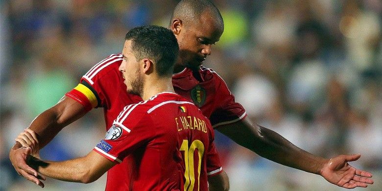 Eden Hazard merayakan gol dengan rekannya, Vincent Kompany, saat Belgia melawan Siprus di babak kualifikasi Euro 2016 di stadion Neo GSP, Nicosia, 6 September 2015.
