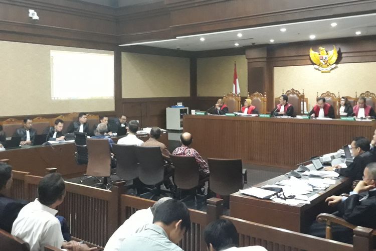Jaksa KPK menghadirkan dua mantan pejabat BPPN, Robertus Bilitea dan Yusak Kasan sebagai saksi dalam persidangan terhadap terdakwa mantan Kepala BPPN Syafrudin Arsyad Temenggung di Pengadilan Tipikor Jakarta, Senin (9/7/2018).
