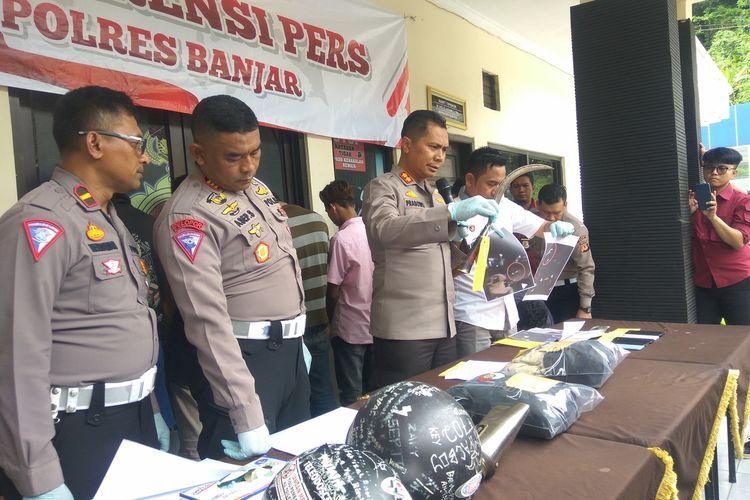 Kapolres Banjar AKBP Bayu Catur Prabowo menunjukkan senjata tajam yang dibawa berandalan bermotor saat ekspos kasus di Mapolres, Kamis (19/1/2023).