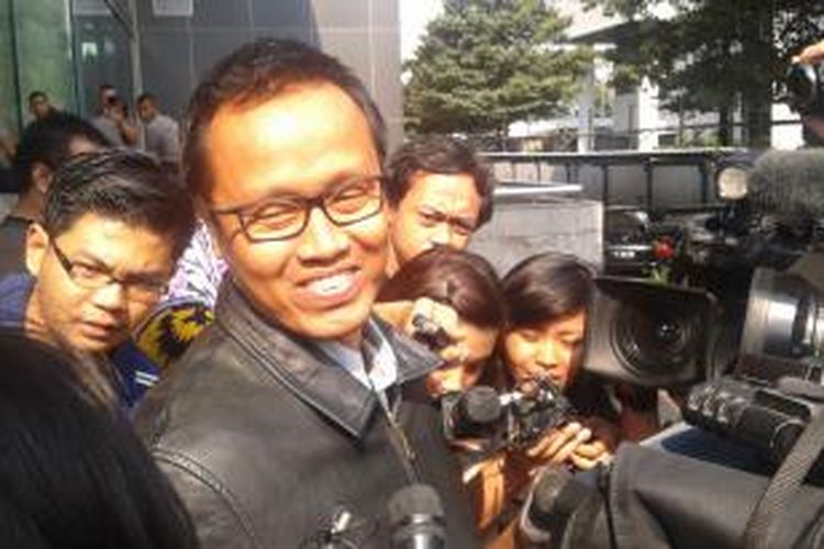 Pemimpin Redaksi Indopos Don Kardono, saat keluar dari Gedung Komisi Pemberantasan Korupsi (KPK), Kamis (11/9/2014).