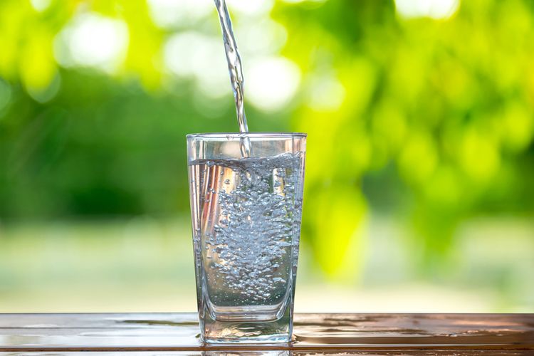 Air putih dapat berfungsi sebagai obat alami untuk menghilangkan racun dalam tubuh. Selain itu, ada wedang jahe, teh hijau, air lemon, buah delima, dan sayuran berdaun hijau. 