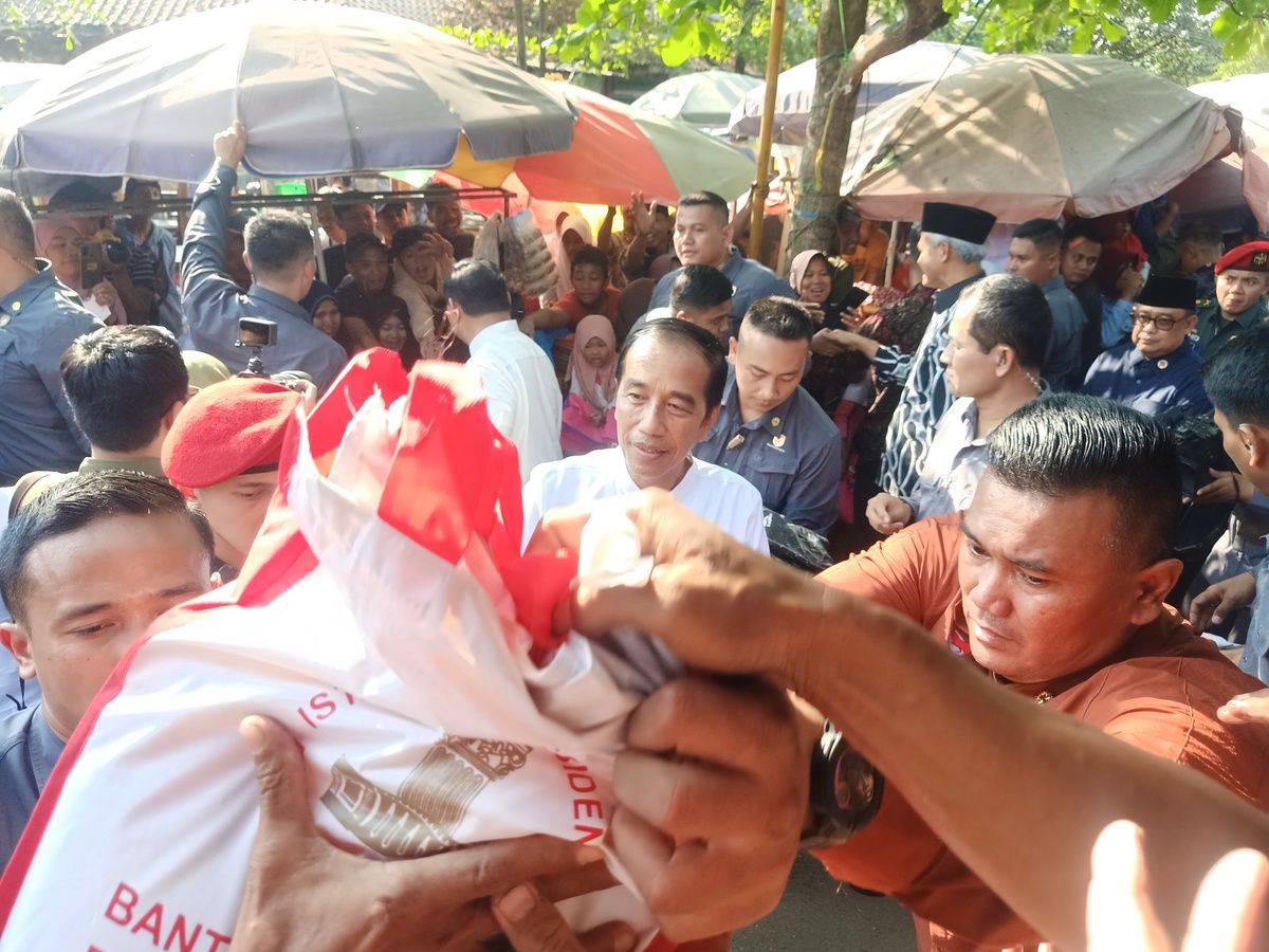 Jokowi bersama Prabowo dan Ganjar Kunjungi Pasar Grogolan Pekalongan, Ribuan Warga Datang Menyambut