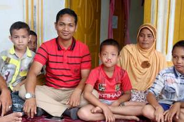 Rahmad Maulizar (25), Duta Sumbing Aceh menjemput anak penderita bibir sumbing yang ditemukan di Kecamtan Woyla, Pedalaman Aceh Barat.