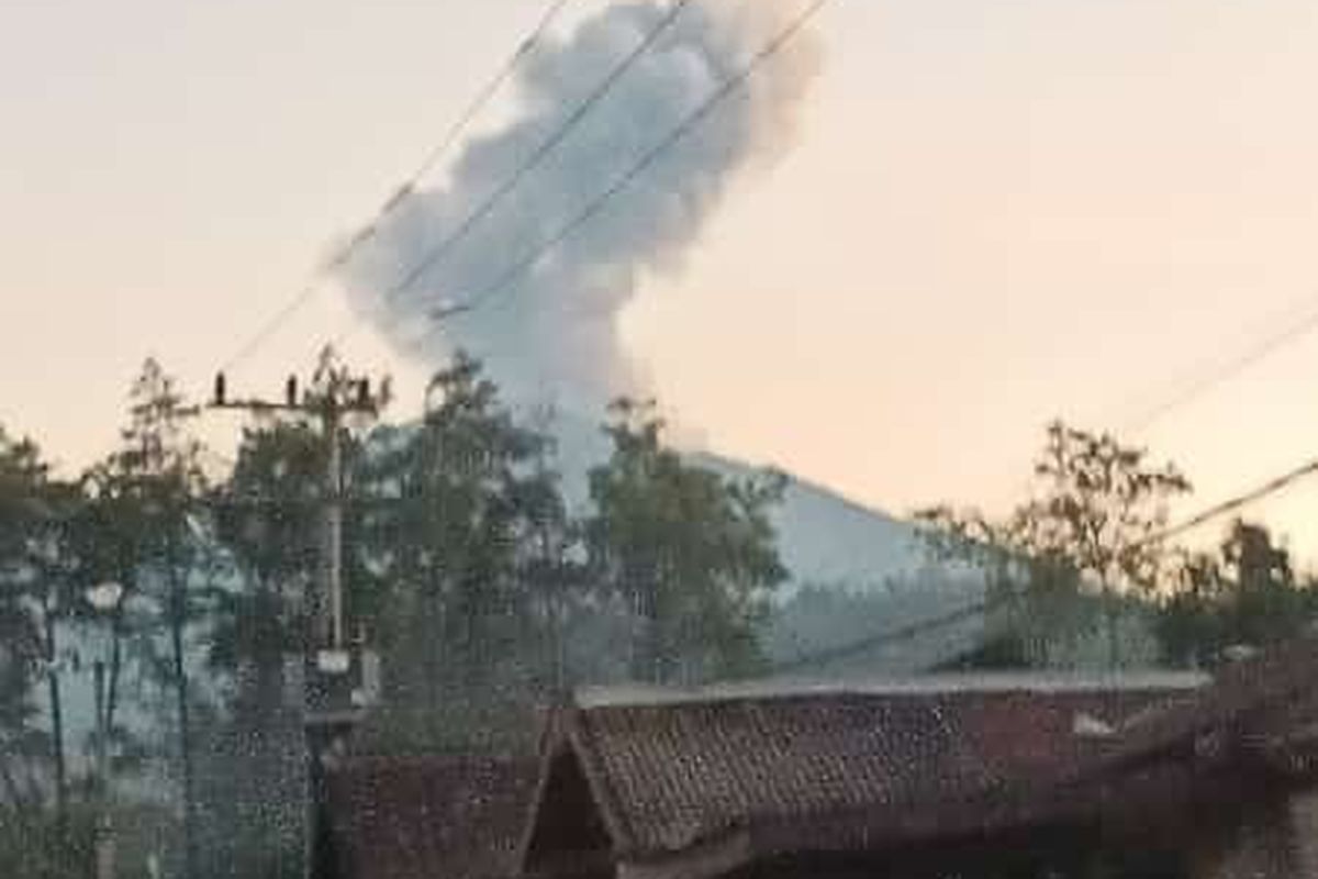 Erupsi Gunung Raung terlihat dari Jampit Bondowoso 