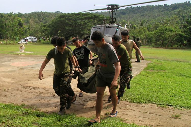 Sekelompok prajurit Filipina membawa kantung jenazah berisi rekan mereka yang gugur dalam pertempuran di kota Marawi.
