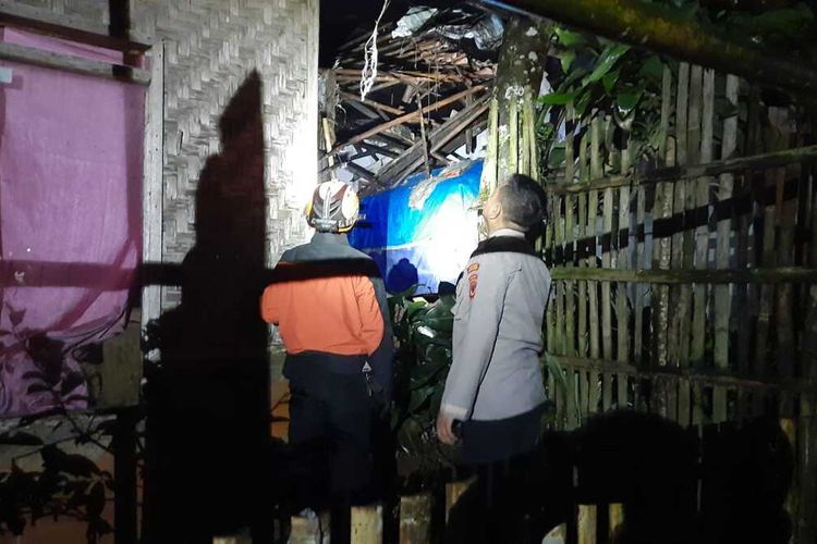 Dua petugas mengecek rumah rusak yang dilaporkan terdampak gempa Bayah magnitudo 5,5 di Desa Kalaparea, Kecamatan Nagrak, Sukabumi, Jawa Barat, Minggu (9/10/2022).