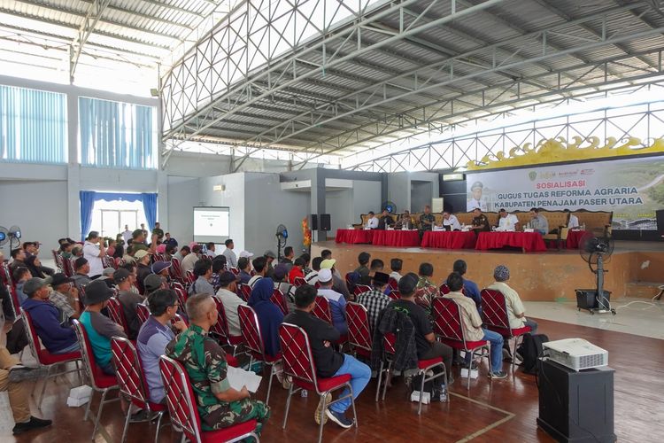 Badan Bank Tanah melakukan sosialisasi terkait relokasi kepada masyarakat yang terdampak proyek pembangunan bandara dan jalan tol Ibu Kota Nusantara (IKN) pada 10-11 Januari 2024. 