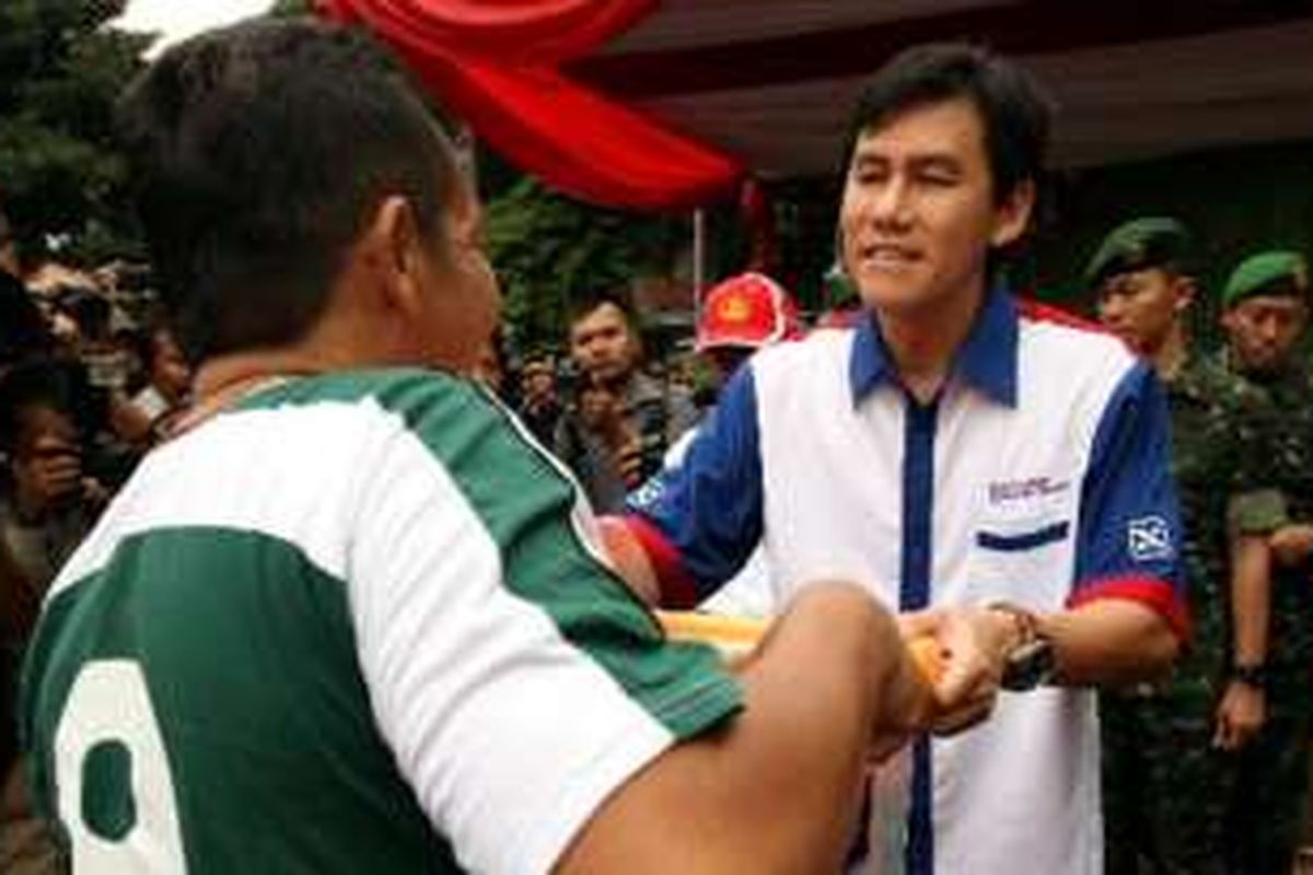 Wakil Dirut Agung Podomoro Land (APL) Ariesman Widjaja (tengah) memberikan bantuan kepada warga Kelurahan Pengadegan, Jakarta Selatan, Jumat (21/2/2014). Selain memberikan bantuan, APL bekerja sama dengan TNI AD dan Pemprov DKI Jakarta juga melakukan fogging serentak di empat wilayah DKI Jakarta guna mencegah penyakit pascabanjir terutama demam berdarah (DBD).