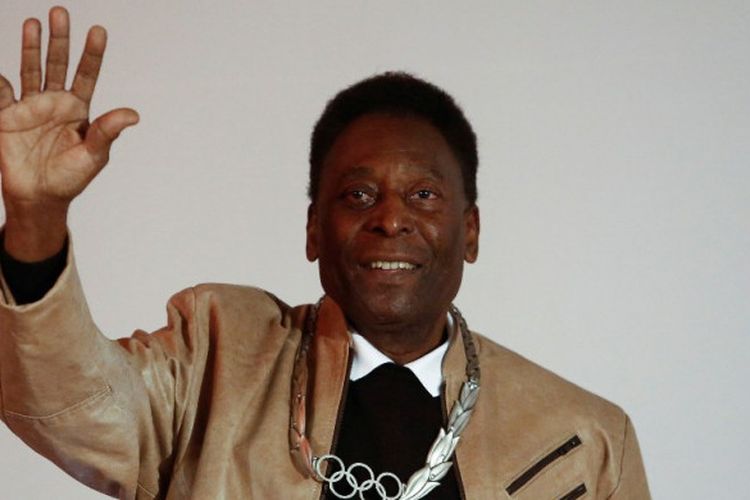Pele saat mendapatkan anugerah Olympic Order Medal di Pele Museum, Santos, Brasil, 16 Juni 2016.