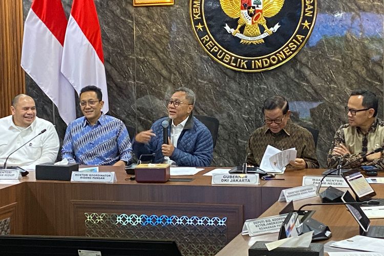 Menteri Koordinator Bidang Pangan, Zulkifli Hasan menjelaskan soal proyek PSEL, Kamis (12/3/2026), di Jakarta. Fasilitas Waste to Energy (WtE) ditargetkan beroperasi pada 2027 mendatang di empat kota. 