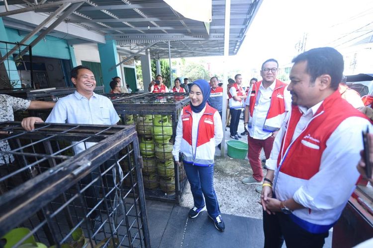 Direktur Utama (Dirut) PT Pertamina (Persero) Nicke Widyawati melanjutkan inspeksi mendadak (sidak) stok pasokan liquified petroleum gas (LPG) subsidi 3 kilogram (kg) di wilayah Sumatera Selatan (Sumsel), Senin (31/7/2023).
 
