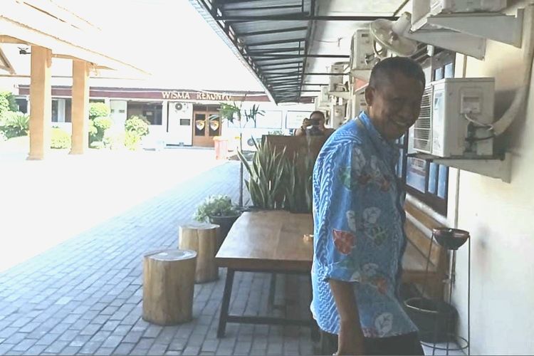 Direktur Madiun Umbul Square, Afri Handoko masuk ke ruang pemeriksaan di Unit Pidana Khusus Satreskrim Polres Madiun, Jumat (13/9/2024). Afri diperiksa terkait penjualan tujuh satwa milik BKSDA Jatim.