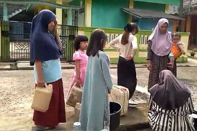 Ratusan Warga Tasikmalaya Kesulitan Air Bersih Akibat Kemarau, Rela Antre di Sumur Masjid Tiap Hari