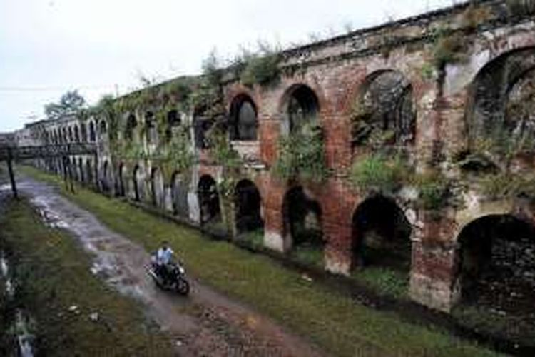 Petugas lapas melintas di bagian dalam Benteng Willem I peninggalan Belanda di Kecamatan Ambarawa, Kabupaten Semarang, Jawa Tengah, Rabu (12/6/2013). Sebagian ruang di Benteng yang dibangun tahun 1834 tersebut digunakan untuk Lembaga Pemasyarakatan Kelas IIA Ambarawa dan dihuni sekitar 260 tahanan.