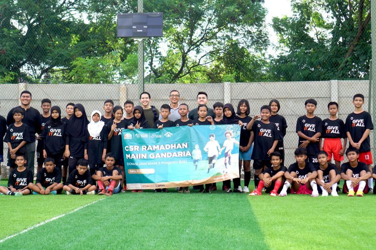 PT Triyasa Propertindo berkolaborasi dengan Yayasan KDM dan Yayasan Sahabat Anak menggelar kegiatan bertajuk ?Program Bola? di fasilitas sport complex dan mini eco park, Maiin Gandaria, Jakarta Selatan.