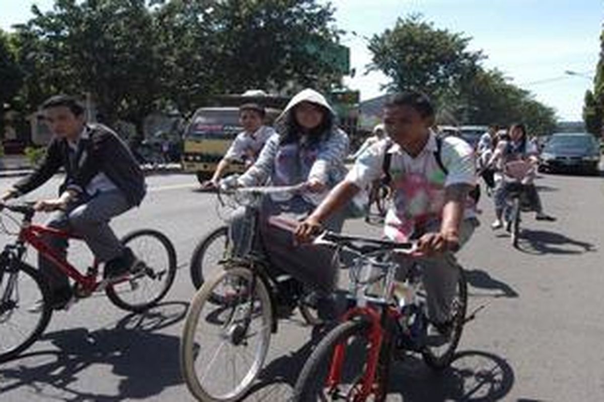 Ratusan siswa SMAN 1 Situbondo memilih ngonthel merayakan kelulusan UN daripada berkonvoi dengan motor.