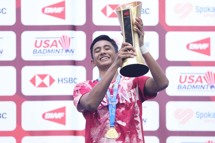 Pebulu tangkis muda Indonesia, Alwi Farhan, mengangkat trofi juara Kejuaraan Dunia Junior BWF 2023. Pada laga final yang digelar di The Podium Arena, Minggu (8/10/2023) dini hari WIB, Alwi mampu mengalahkan wakil China, Hu Zhe An, dengan skor 21-19, 19-21, dan 21-14.