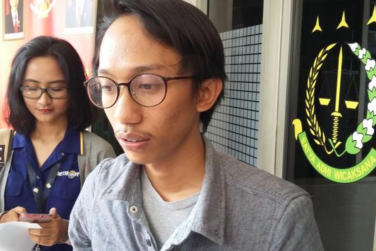 Staf Divisi Investigasi Indonesia Corruption Watch (ICW) Wana Alamsyah di Gedung Kejaksaan Agung RI, Jakarta Selatan, Rabu (30/9/2015).