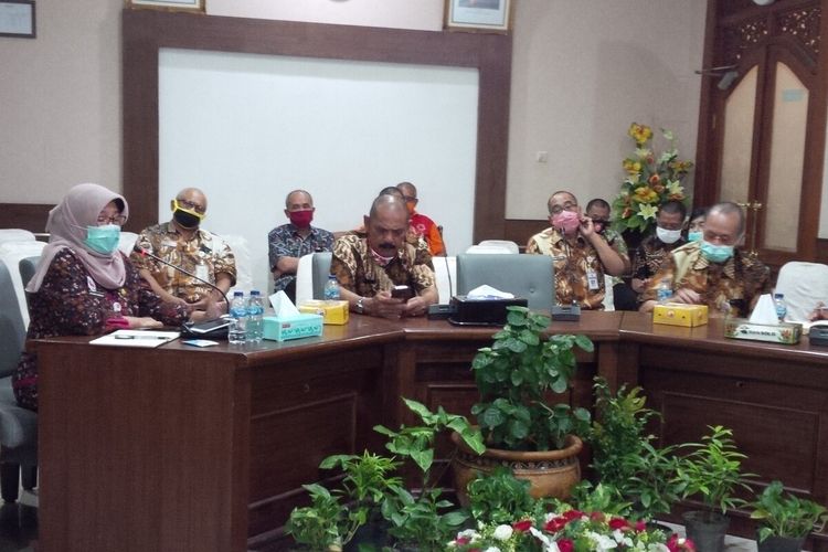 Wali Kota Solo, FX Hadi Rudyatmo dan Satgas Percepatan Penanganan Covid-19 dalam konferensi pers di Solo, Jawa Tengah, Selasa (7/4/2020).