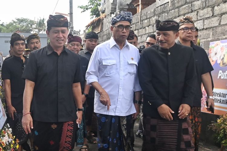 Menhub Budi Karya, saat mengunjungi keluarga Alm. Putu Satria Ananta Rustika di Klungkung, Bali, Kamis (9/5/2024), ungkapkan akan mengubah kurikulum dan meniadakan penerimaan mahasiswa baru STIP 2024.