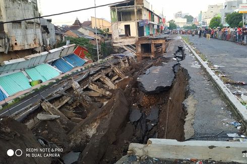 Detik-detik 9 Ruko di Jember Ambles ke Sungai, Jalan Retak Sejak Januari 2019