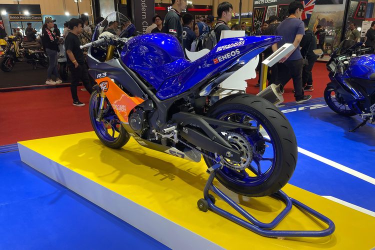 Yamaha Indonesia Motor Manufacturing (YIMM) turut memamerkan motor replika juara dunia World Supersport 300 (WorldSSP300) Aldi Satya Mahendra.

