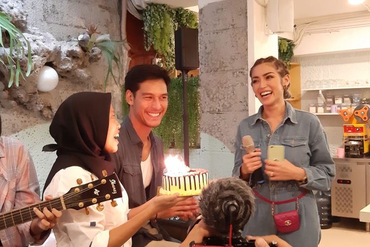 Jessica Iskandar mendapat kejutan dari penggemar. Senopati, Jakarta Selatan, Sabtu (8/2/2020)