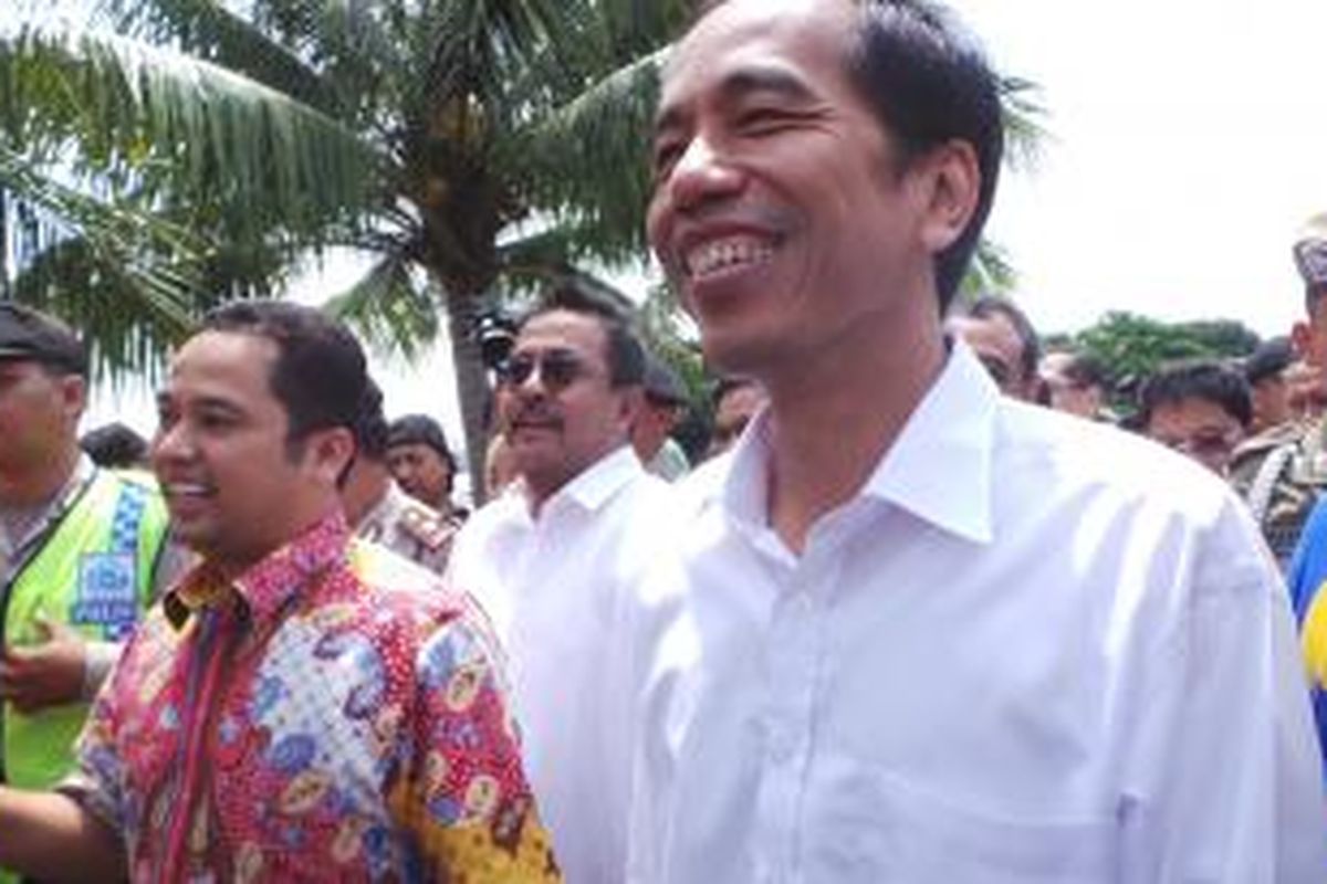 Wali Kota Tangerang Arief R Wismansyah, Wakil Gubernur Banten Rano Karno, dan Gubernur DKI Jakarta Joko Widodo (kiri ke kanan) meninjau Pintu Air 10 di Sungai Cisadane, Kota Tangerang, Sabtu (25/1/2014).