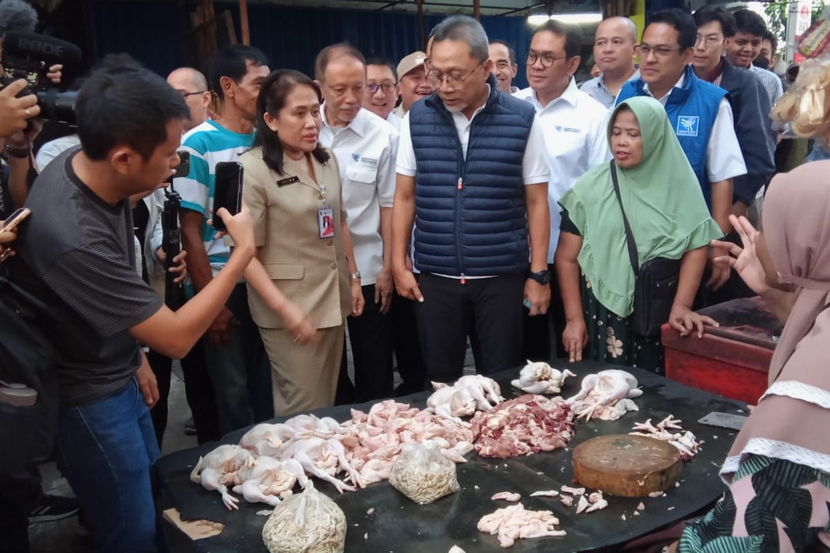 Menteri Perdagangan Zulkifli Hasan (Mendag Zulhas) mengunjungi Pasar Palmerah untuk mengecek stabilitas harga barang pokok alias bapok di Pasar Palmerah, Jakarta Pusat, Selasa (30/4/2024).