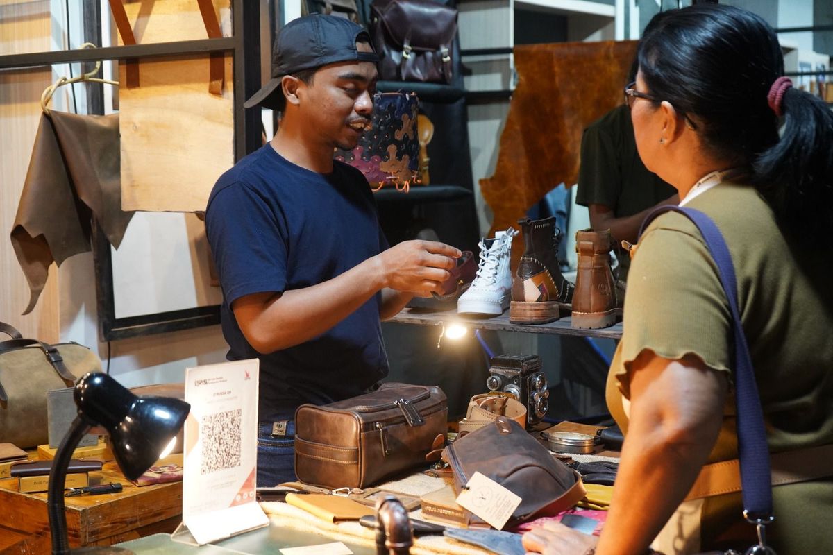 Tujuh brand produk berbasis kulit dari UMKM Kabupaten Garut yang telah lolos kurasi meramaikan acara Indonesia Clothing Summit 2024 di Smesco Indonesia, Jakarta.